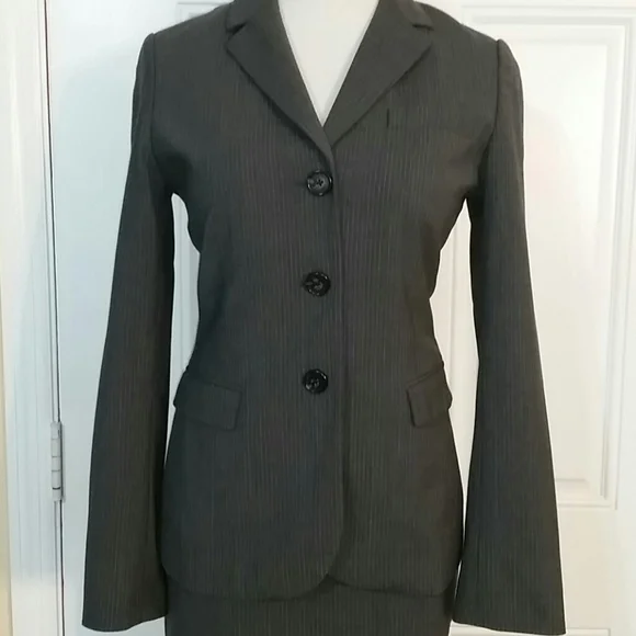 Banana Republic sizes: Jacket 6. Skirt 4 - Picture 2 of 16